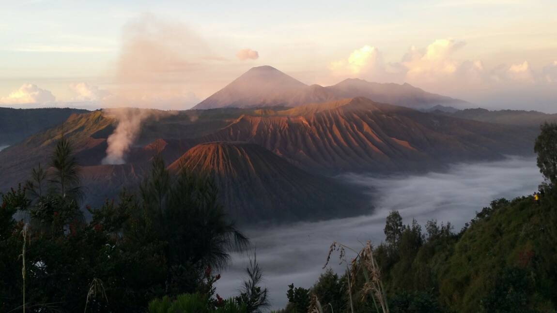 VIDÉO - L'ascension du volcan Bromo en Indonésie
