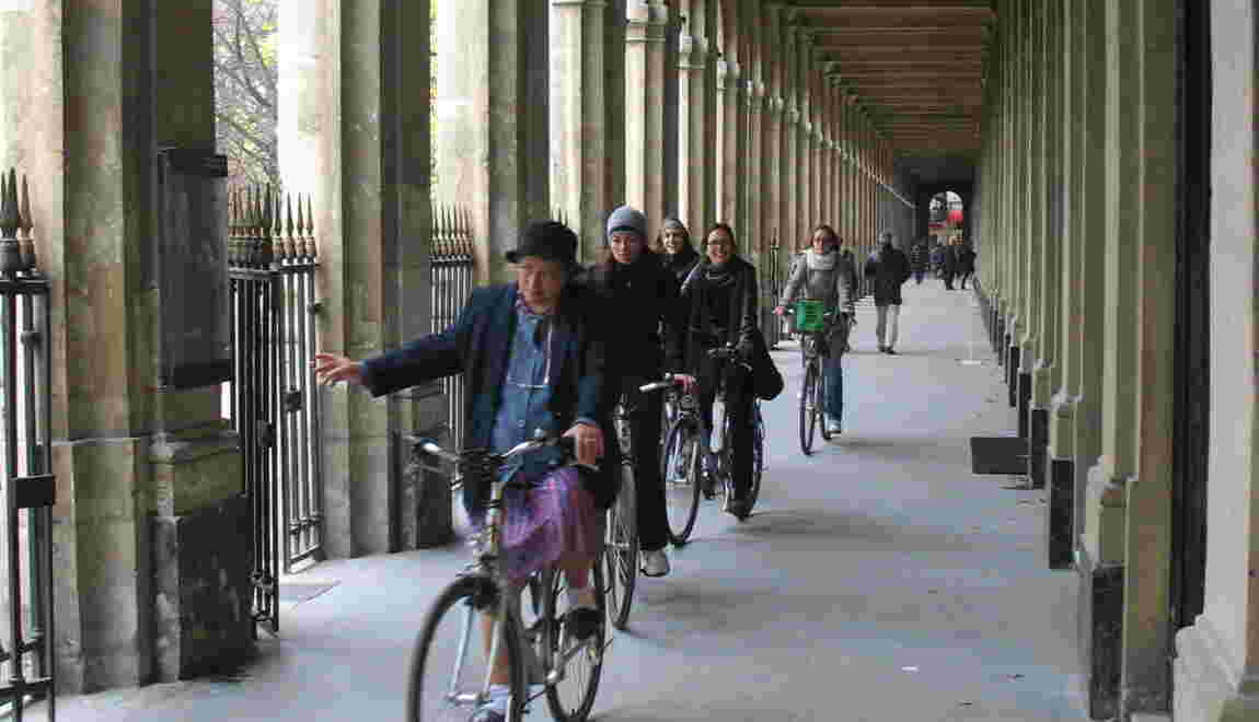 tour à bicyclette à jour d'été
