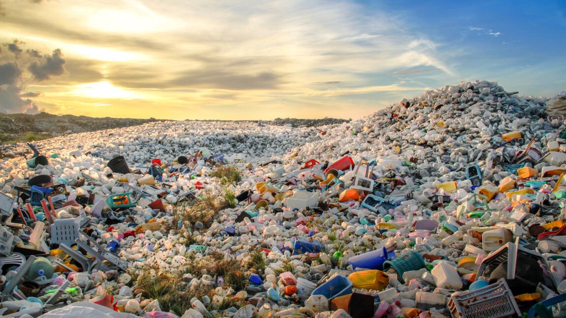 Recyclage : une entreprise norvégienne fabrique du pétrole grâce à des déchets plastiques