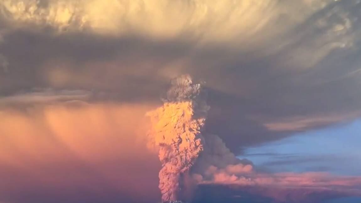 Chili : les images impressionnantes de l'éruption du volcan Calbuco