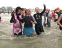 500 nageurs dans la mer du Nord pour le "bain des givrés"
