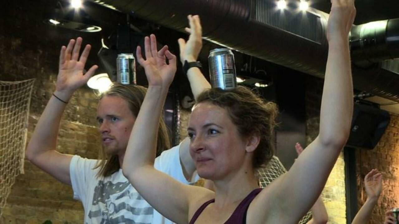 A Londres, des cours de yoga-bière dans les pubs