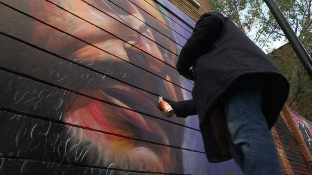 A Londres, le street artiste Dreph célèbre l'immigration