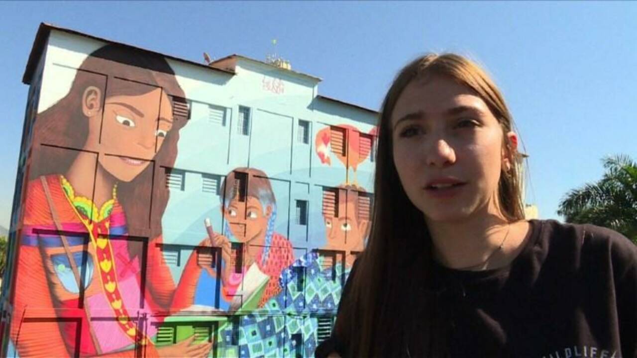 A Rio, le plus grand graffiti au monde peint par une femme