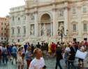 VIDÉO – A Rome, face au flot de touristes, la fontaine de Trevi suffoque