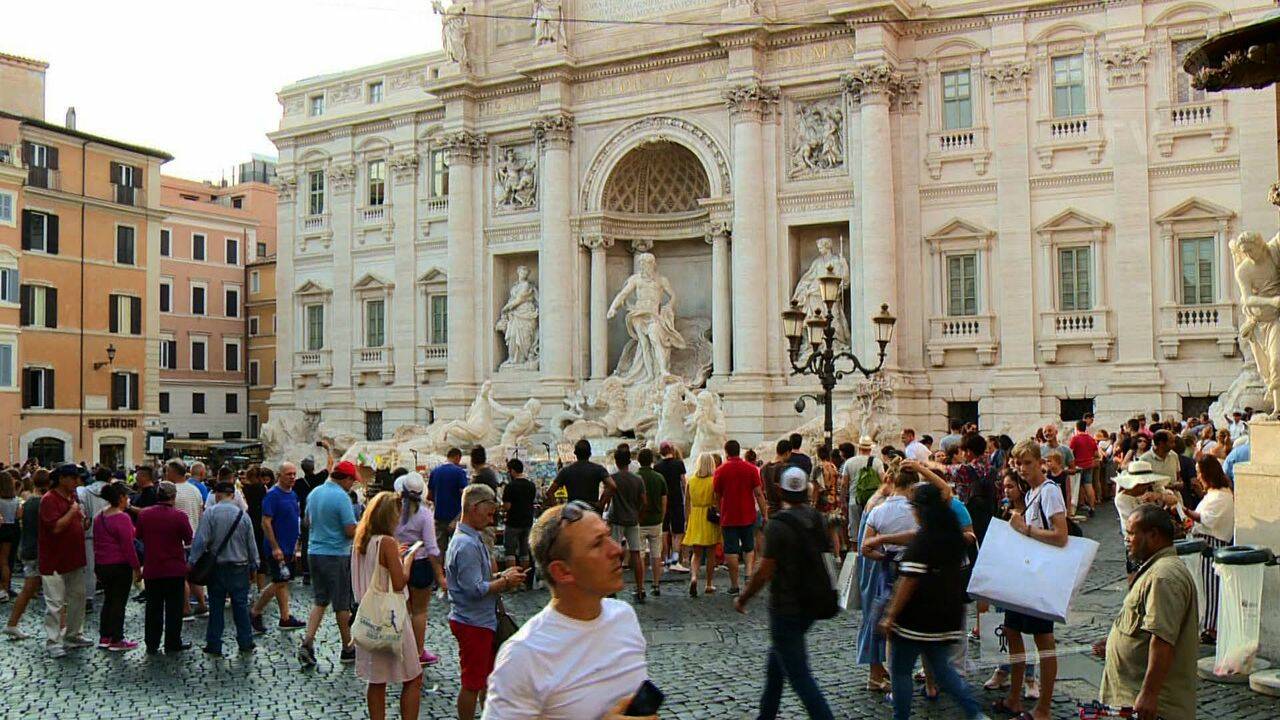 VIDÉO – A Rome, face au flot de touristes, la fontaine de Trevi suffoque