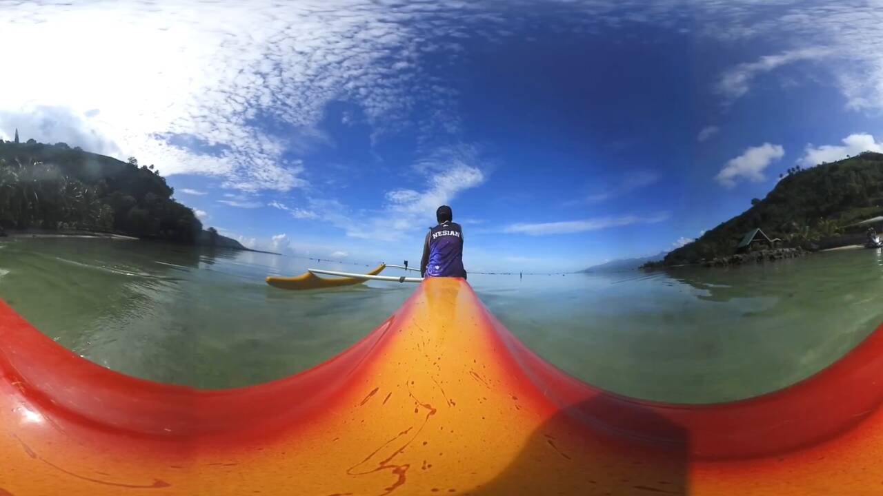 VIDÉO 360° - À Tahiti, à bord d'une pirogue polynésienne