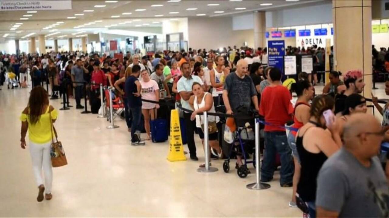 Affluence à l'aéroport de San Juan pour quitter Porto Rico