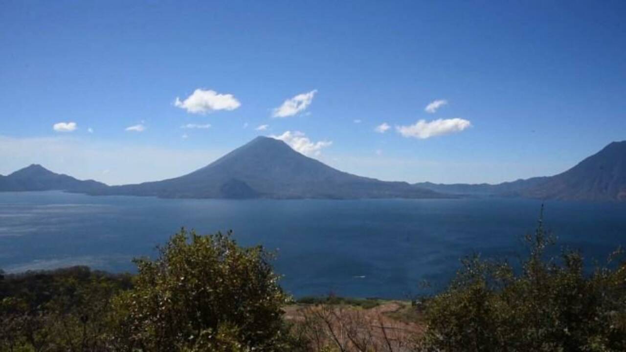 VIDÉO - Au Guatemala, le lac du "Petit prince" étouffe sous la pollution