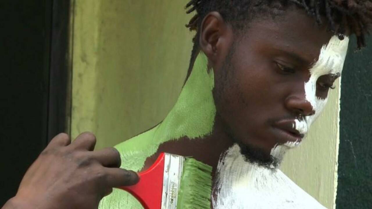 Au Liberia, le "salaire de la peau" des mannequins publicitaires