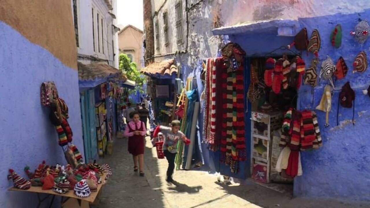 VIDÉO - Au Maroc, Chefchaouen, la ville bleue qui se veut verte