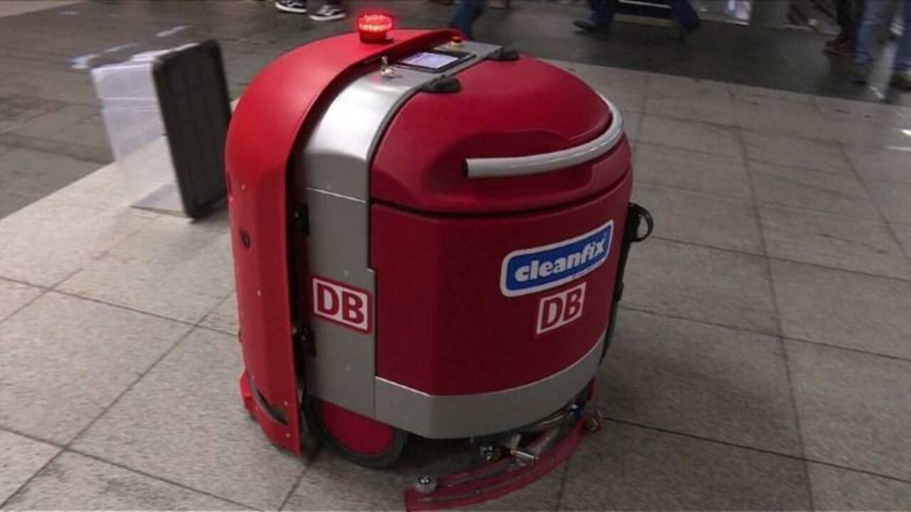 Berlin: courses de robots nettoyeurs à la gare