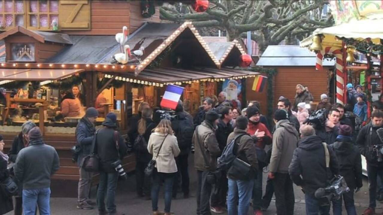 Bruno Le Roux visite le marché de Noël de Strasbourg