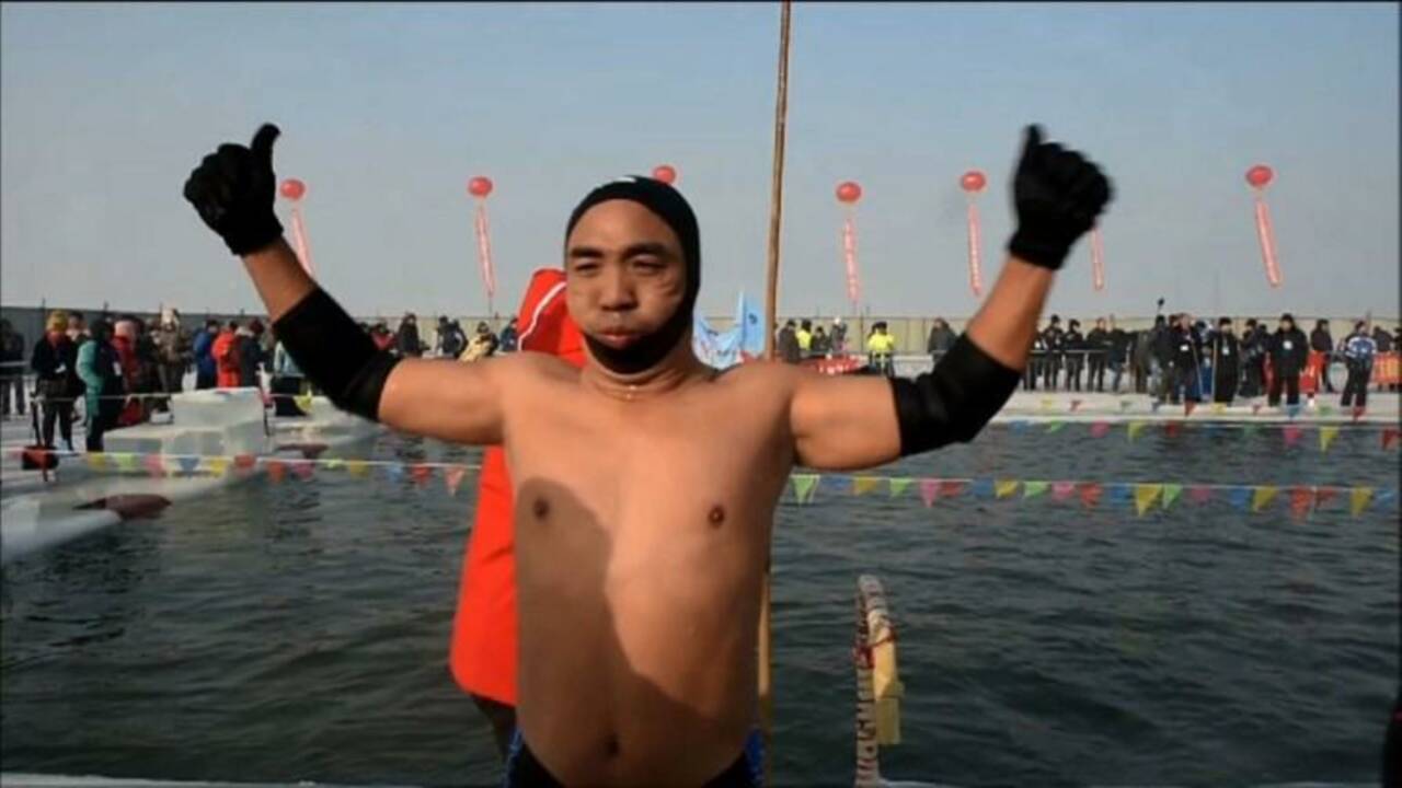 Chine : des nageurs bravent le froid lors du festival de glace