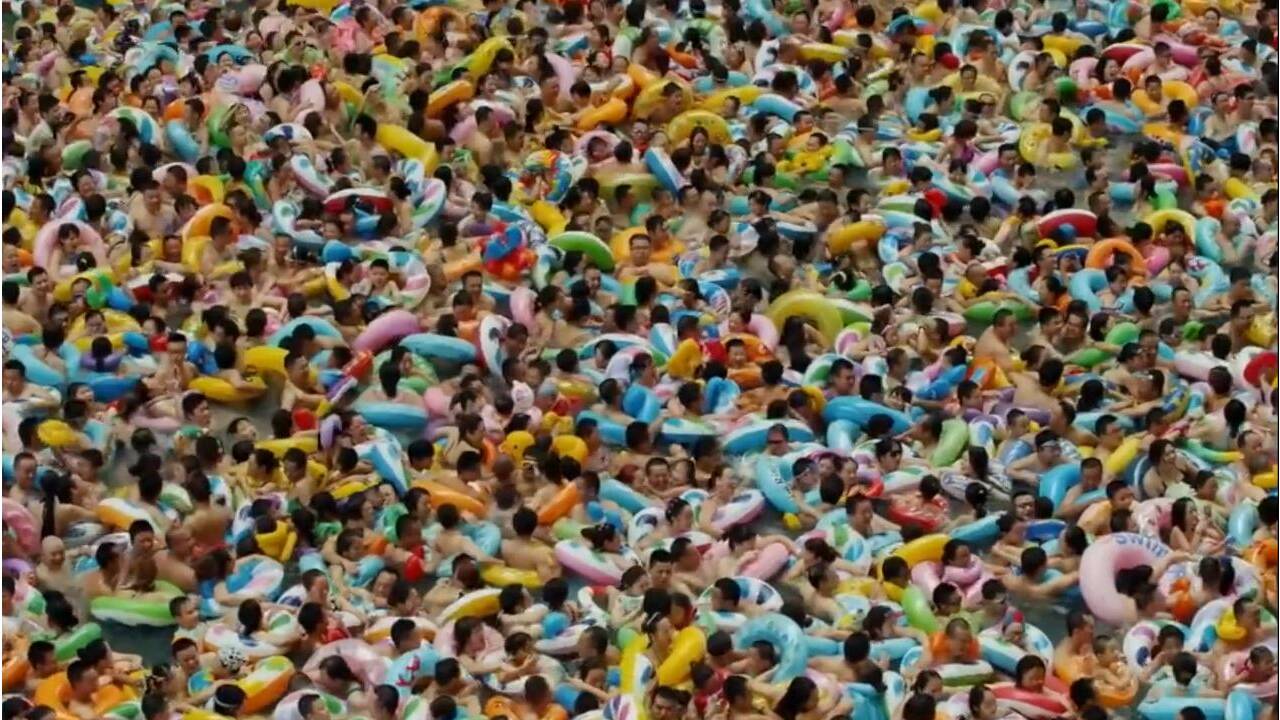 VIDÉO - Chine : la "mer Morte", une piscine XXL