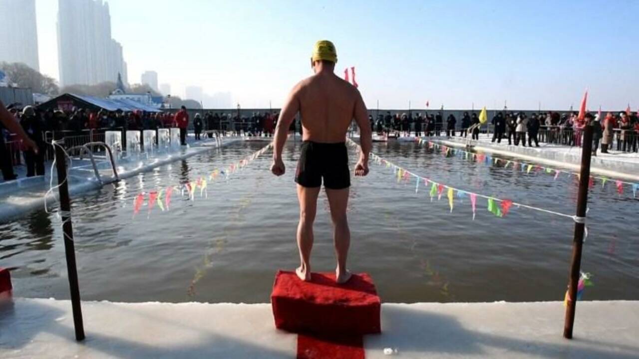 Chine: une compétition de natation dans une piscine glacée