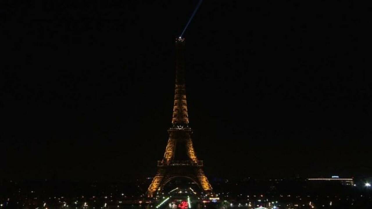 Climat: la Tour Eiffel s'éteint pour "Earth Hour"