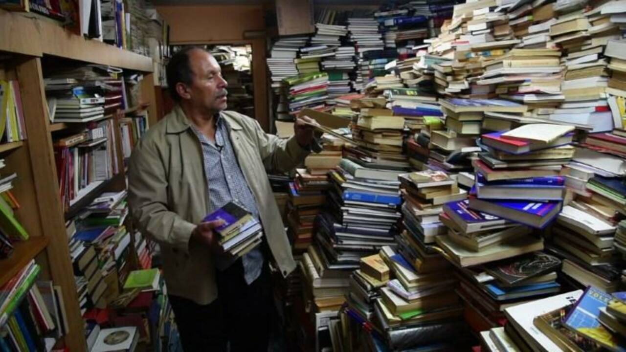Colombie: un éboueur sauve les livres des rues de Bogota
