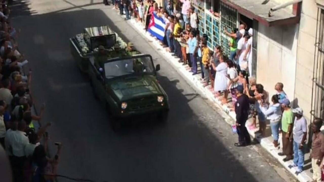 Cuba: Le cortège funèbre de Fidel Castro entame son voyage