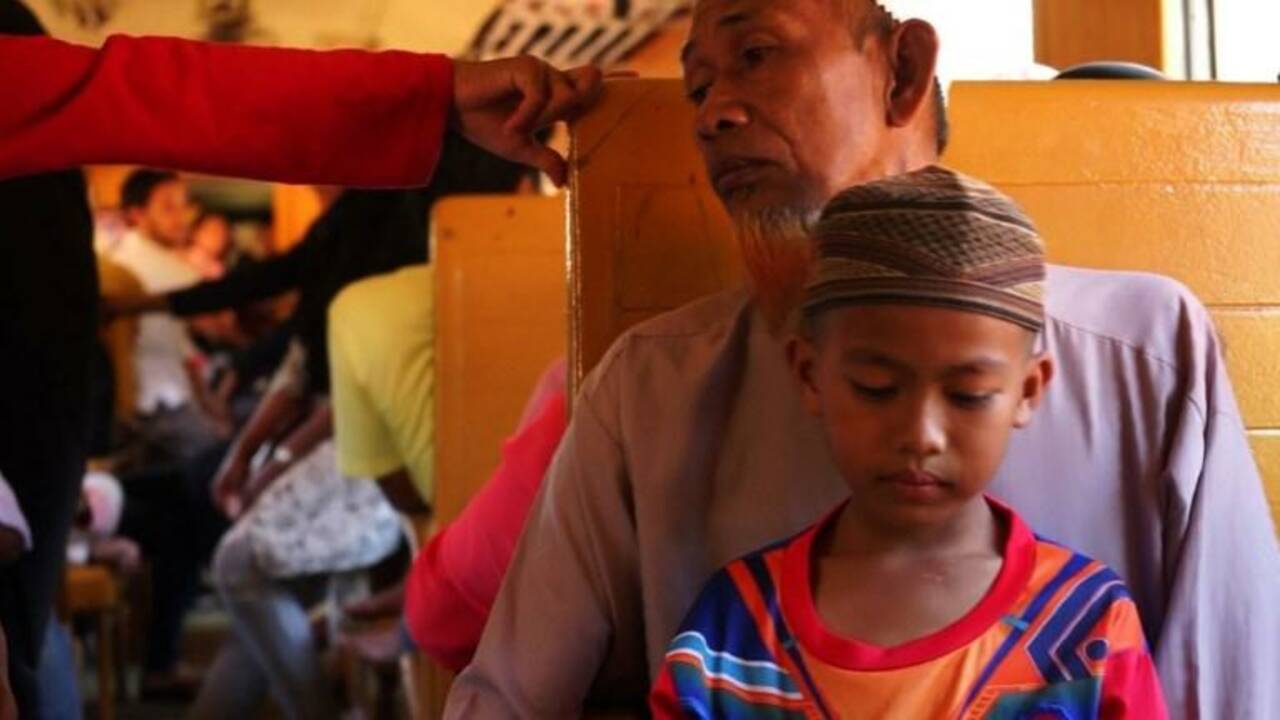 Dans le train de l'extrême-sud thaïlandais, les passagers prient