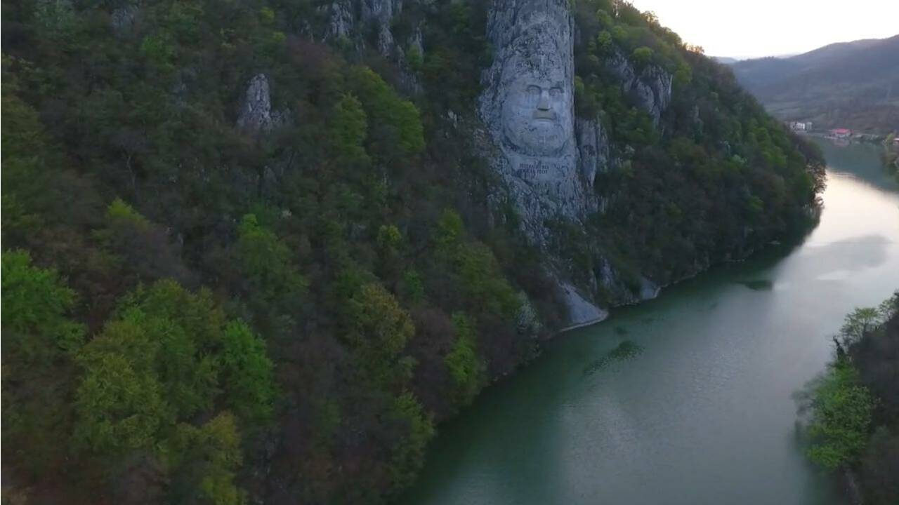 VIDÉO - Dans les Carpates, un visage de pierre veille sur le Danube