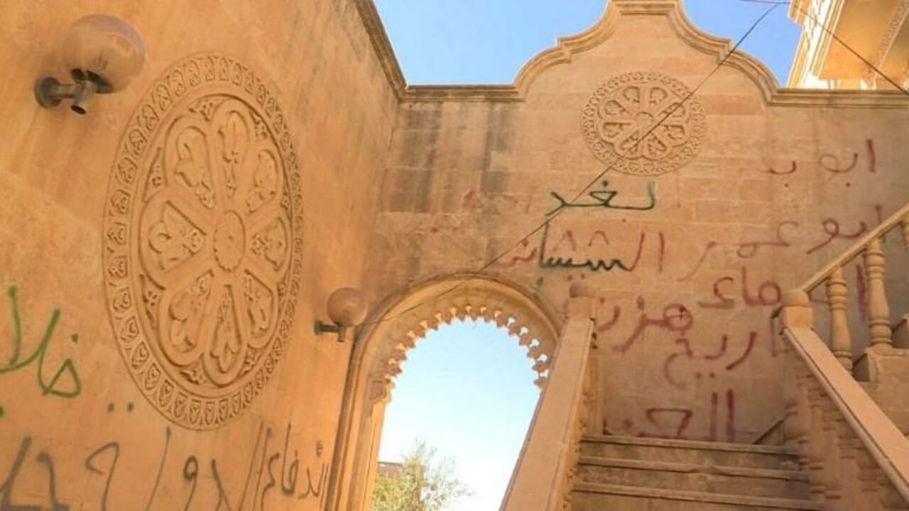 Des chrétiens d'Irak de retour dans leur monastère saccagé