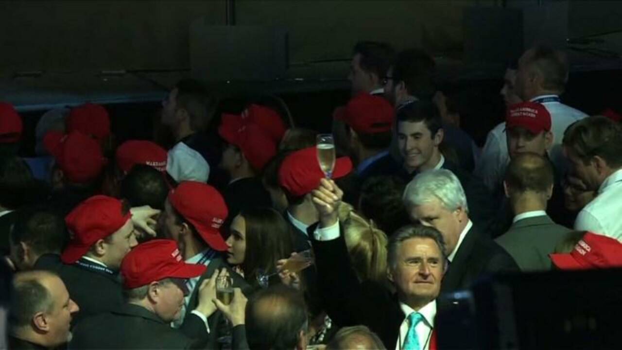 Des électeurs attendent Trump pour célèbrer les résultats
