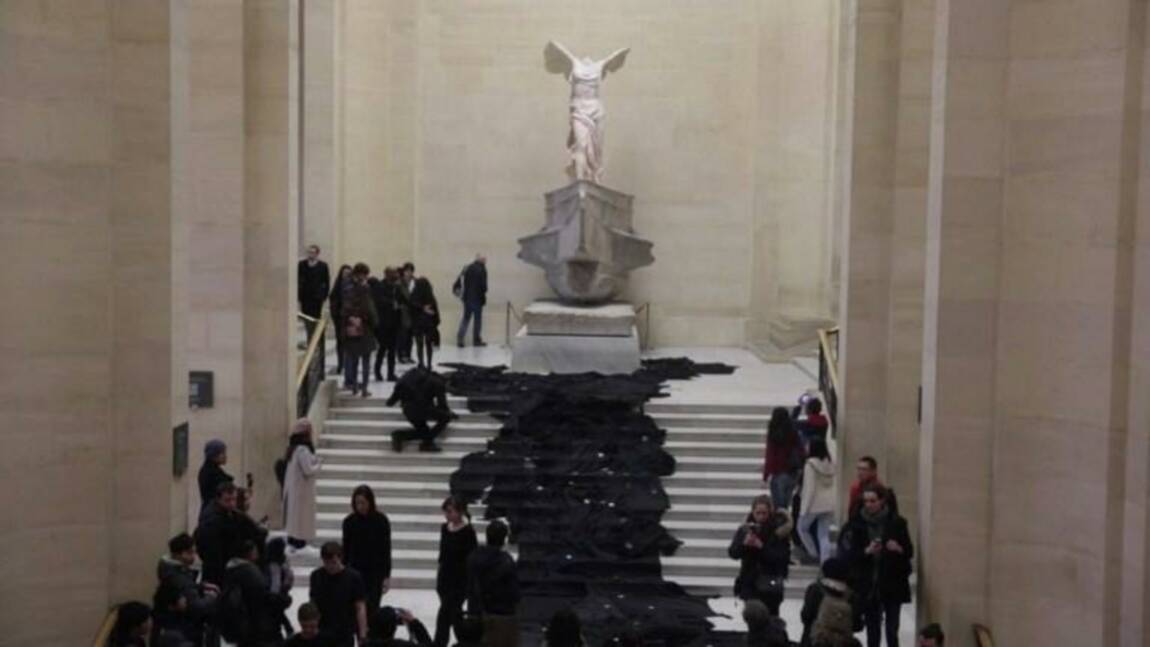 Des militants font couler une "rivière de pétrole" au Louvre
