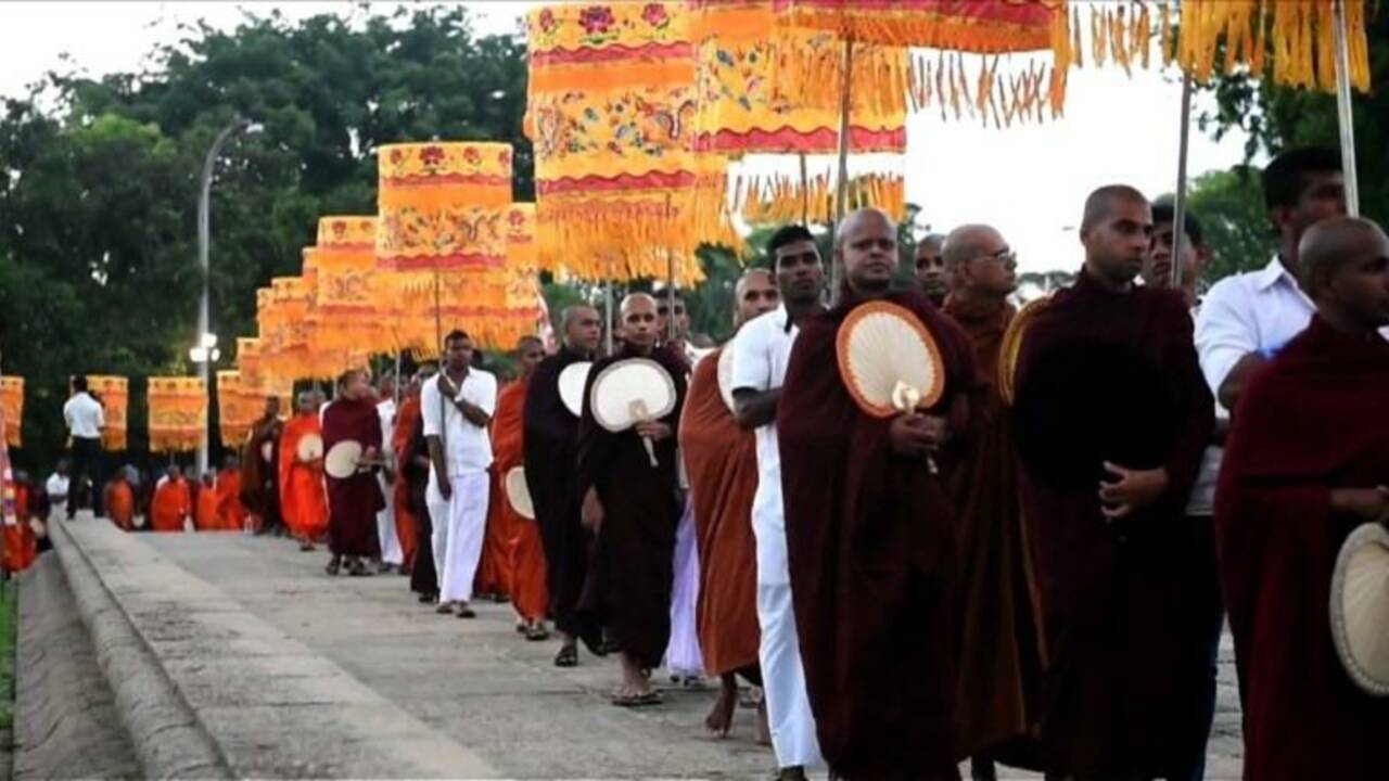Des moines sri-lankais honorent les 213 victimes de la mousson