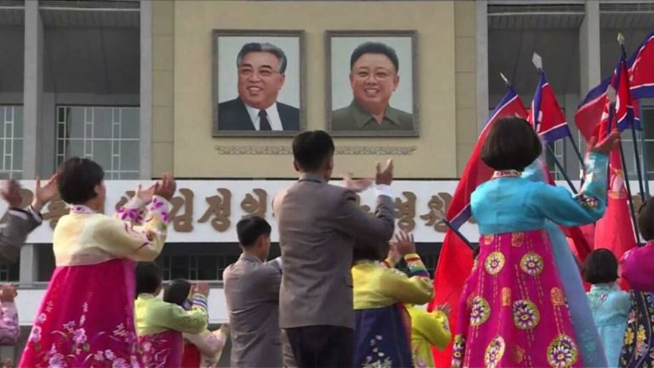 Des nord-coréens dansent en l'honneur du défunt Kim Jong Il