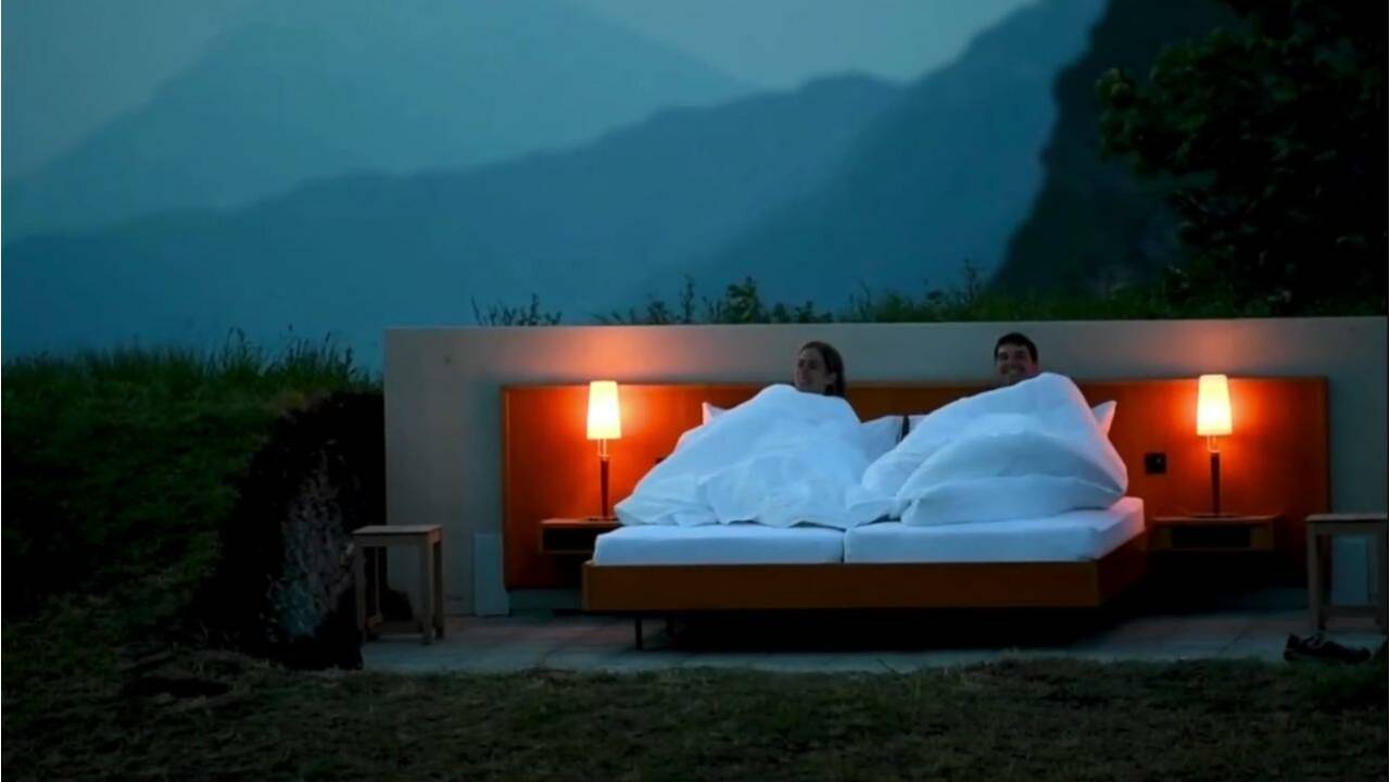VIDÉO - Dormez dans un lit double à la belle étoile dans les Alpes