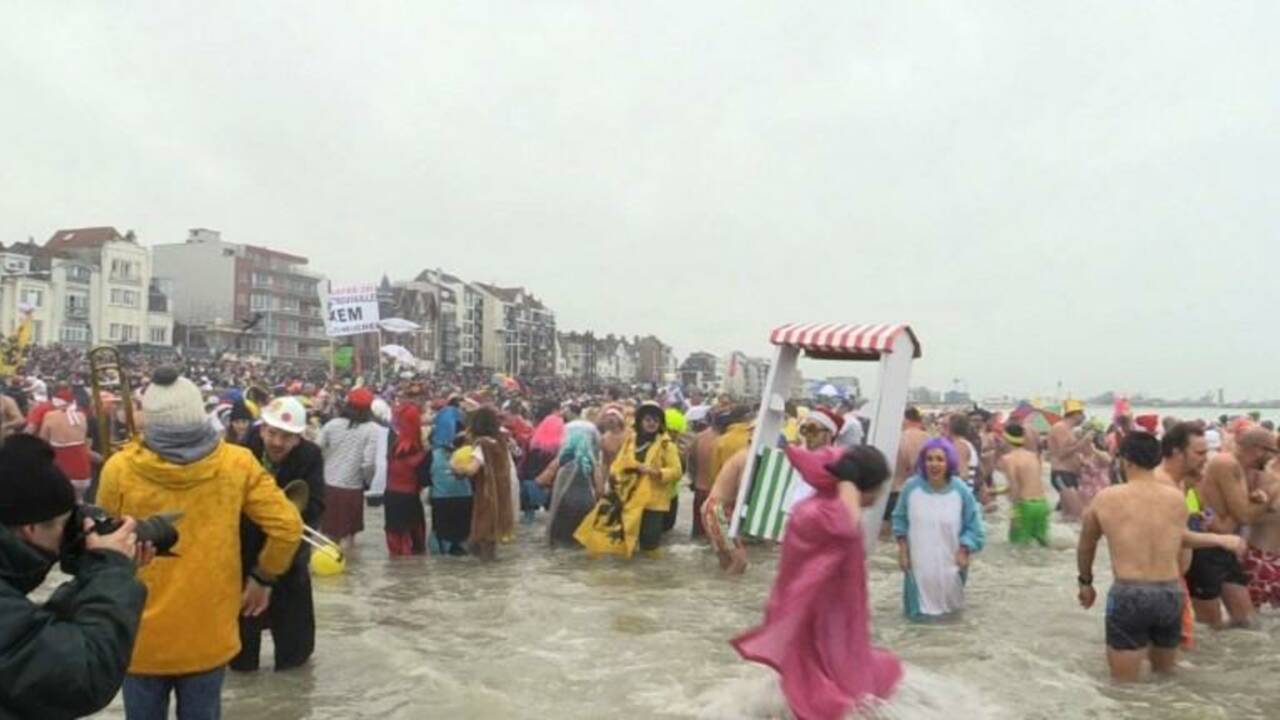 Dunkerque: le bain du Nouvel An pour 600 "givrés"