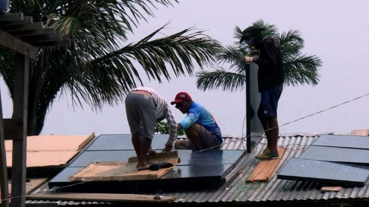 Des panneaux solaires pour une énergie propre en Amazonie