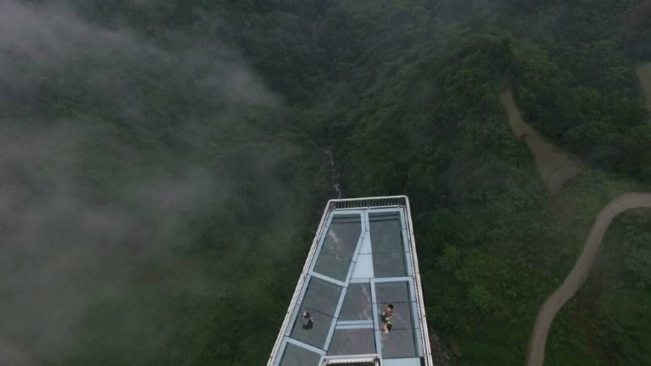 En Chine, une passerelle vertigineuse en verre défie les records