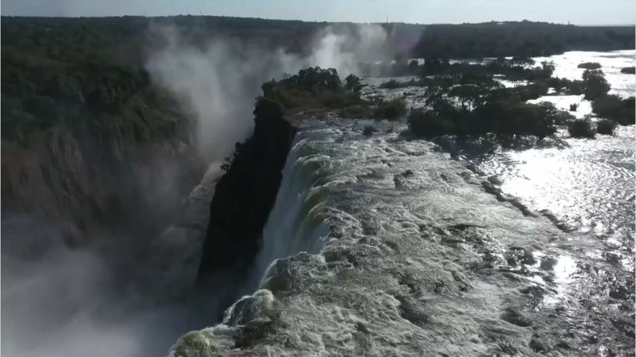 VIDÉO - En Zambie, baignez-vous en haut des chutes Victoria