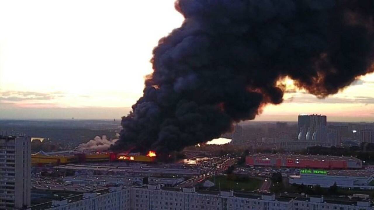 Enorme incendie dans un centre commercial de Moscou