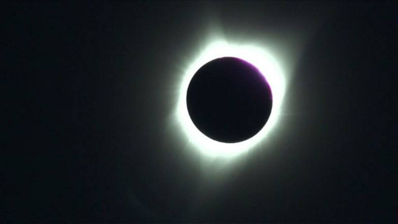 Etats-Unis: des milliers de gens les yeux rivés vers l'éclipse