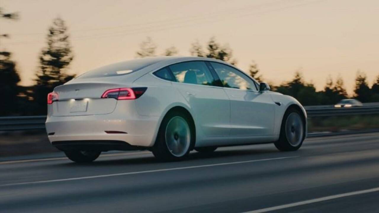Etats-Unis: étape cruciale pour Tesla, qui sort son "Model 3"