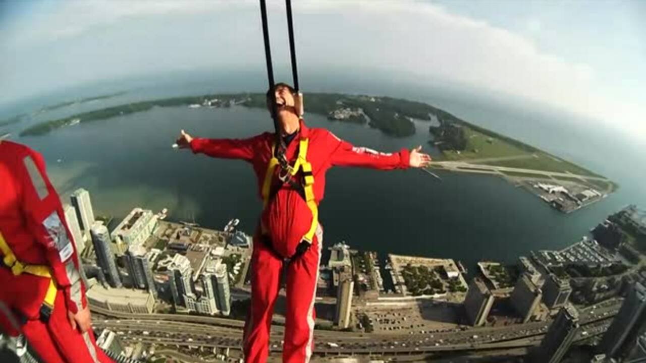 VIDÉO - Flirtez avec le vide du haut de la CN Tower de Toronto