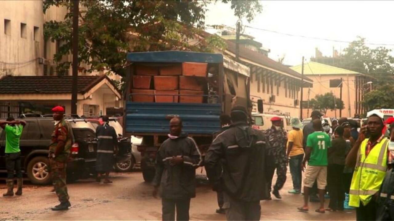 Freetown enterre ses morts après des inondations