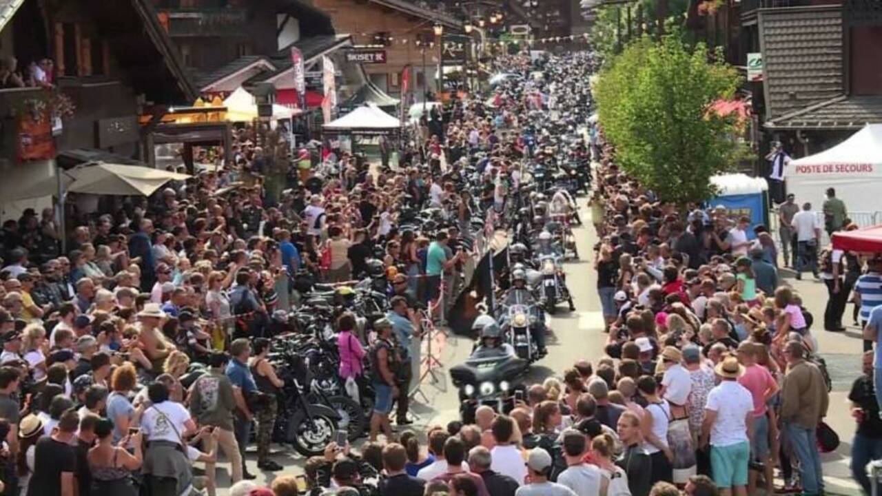 Grand rassemblement de bikers fans de Harley Davidson