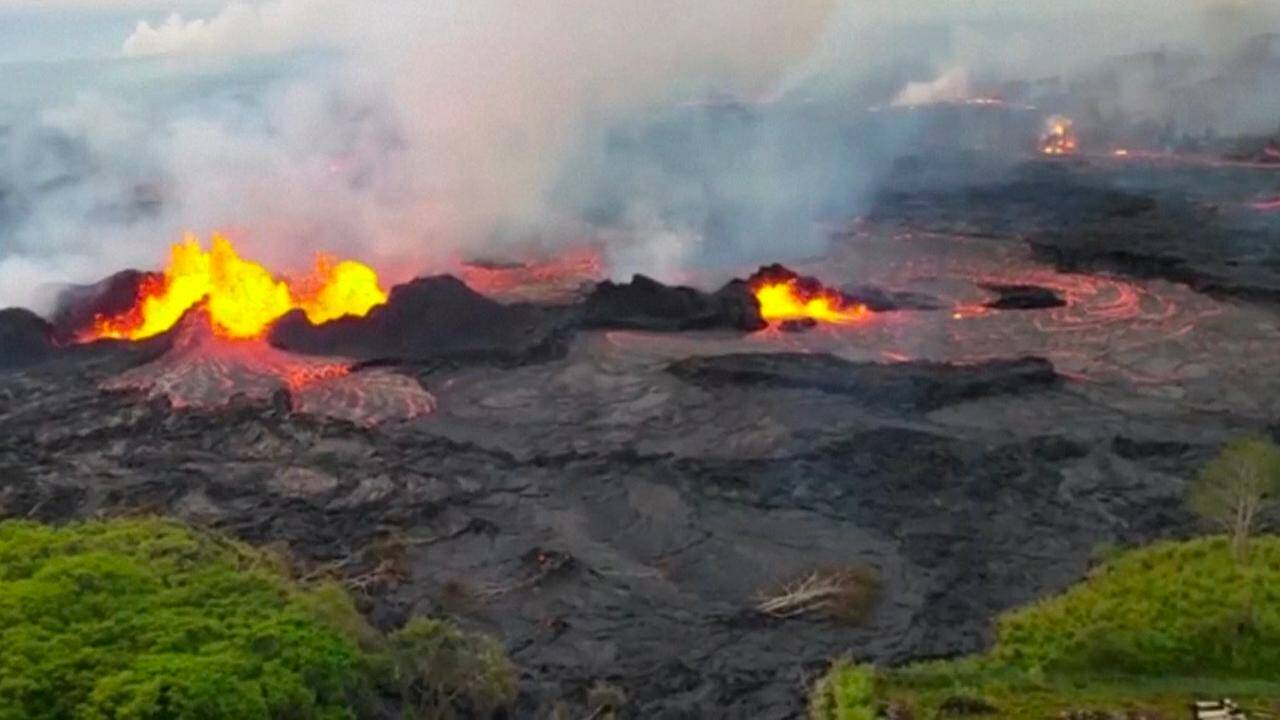 VIDÉO - Hawaï : lave et fumée continuent d'émaner du volcan Kilauea