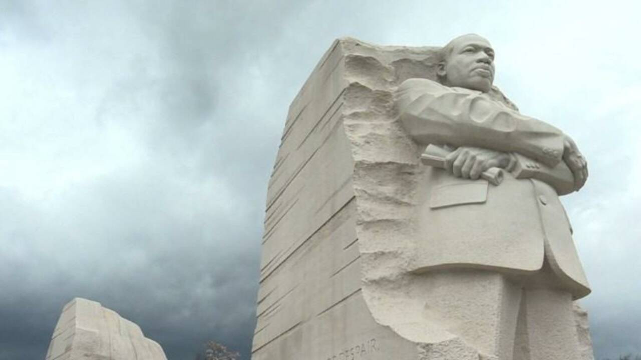 Hommage à Martin Luther King devant son mémorial