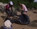 Hong Kong: nettoyage des plages après une fuite d'huile de palme