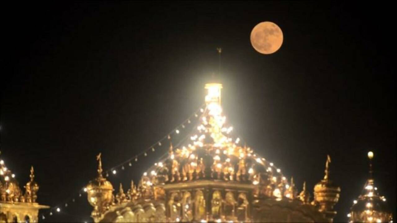 Inde: la "super lune" au Temple d'or d'Amritsar