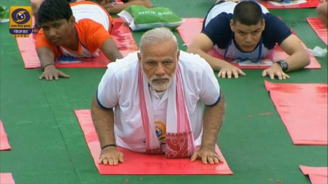 Inde: Modi se met au yoga pour la Journée internationale