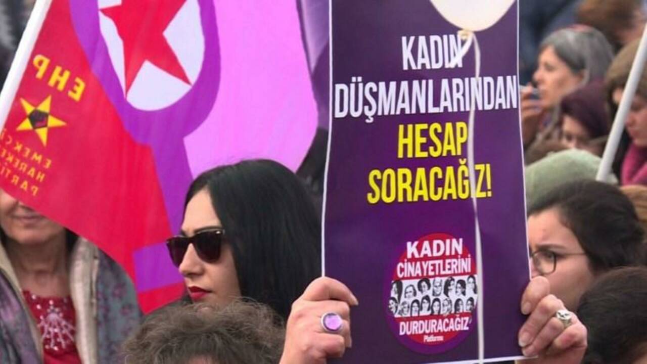 Istanbul: une centaine de femmes manifestent pour leurs droits