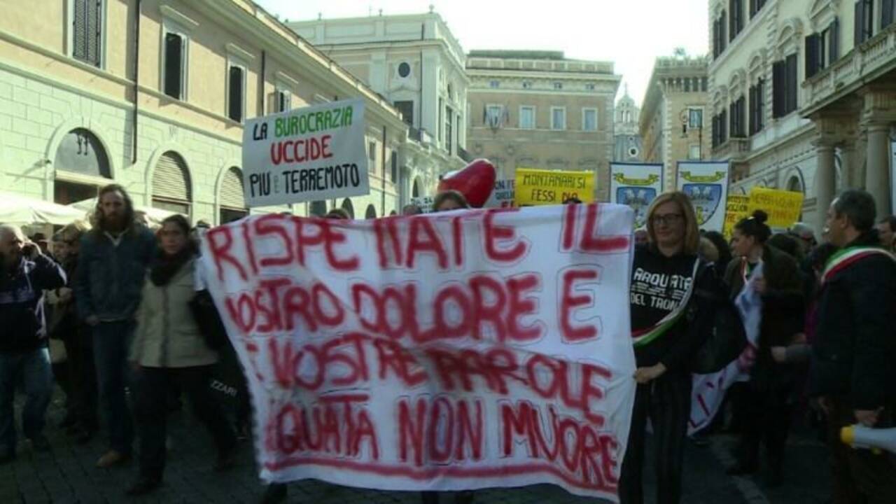 Italie/séisme: manifestation contre les lenteurs de l'Etat