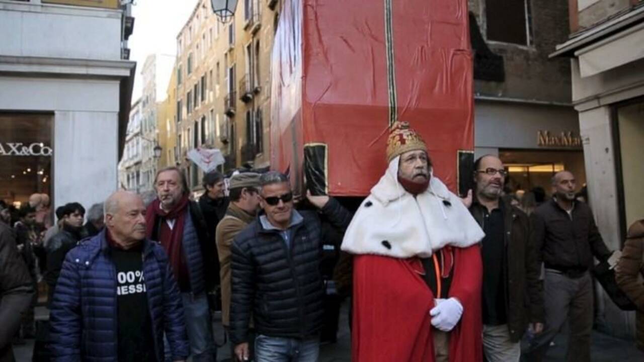 Italie: submergée par les touristes, Venise manifeste