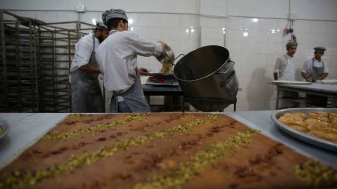 VIDÉO - Réfugié en Jordanie, un pâtissier redonne vie aux douceurs syriennes